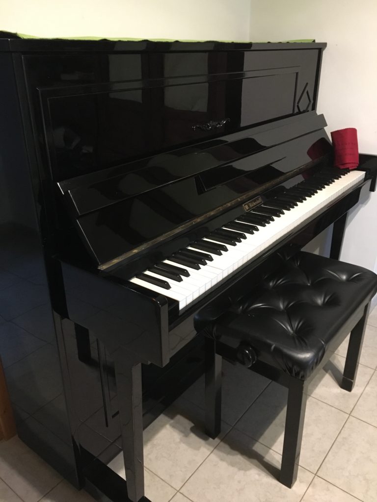 Un pianoforte per la scuola, donato al Comune da una famiglia capursese